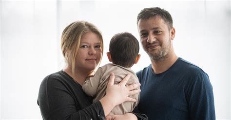 žena s adoptovaným dieťaťom