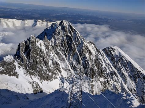 Archívna fotografia z výstavby lanovky na Lomnický štít