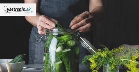 Šťava z kyslých uhoriek v pohári