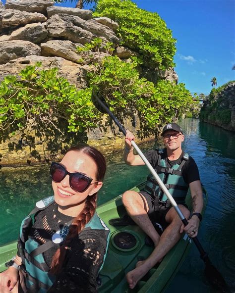 Ilustrácia ženy v pokročilom štádiu tehotenstva modliacej sa