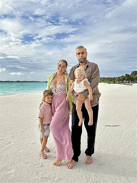 Fotografia šťastnej rodiny po adopcii