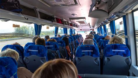 Ilustrácia dieťaťa s omaľovánkou v autobuse