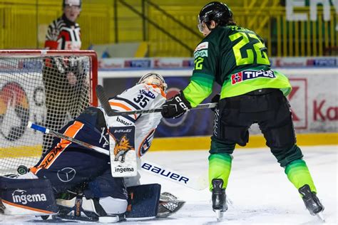 štadión plný fanúšikov na hokejovom zápase