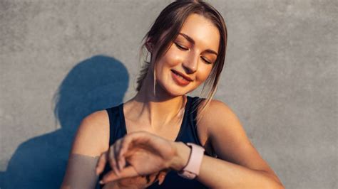 žena sledujúca hodinky pri kontrakciách