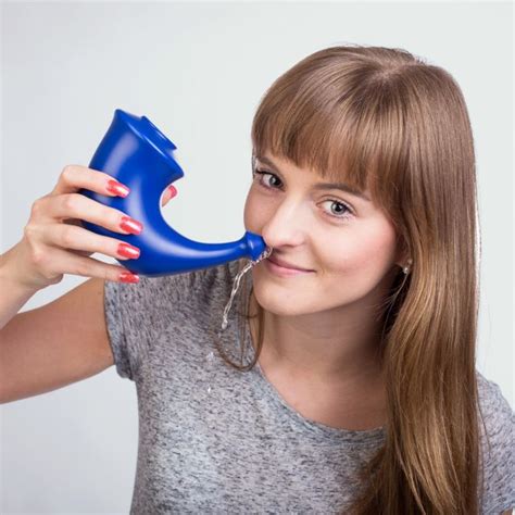 Dieťa s konvičkou na preplachovanie nosa