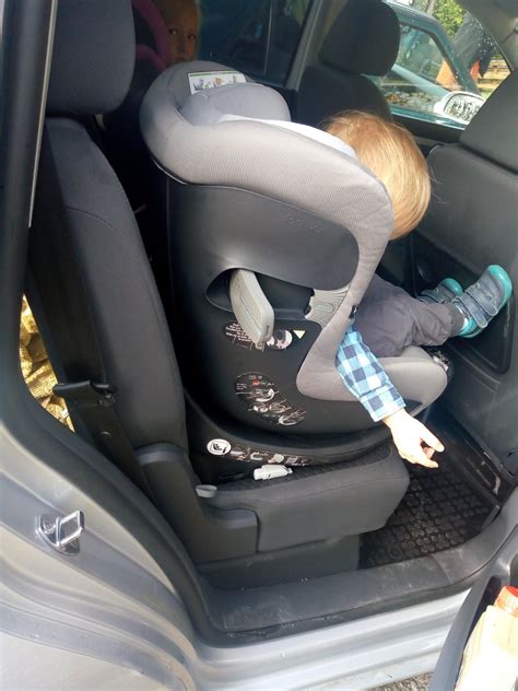 Názorná ukážka upevnenia Isofixovej základne pomocou Isofixu a opornej nohy.