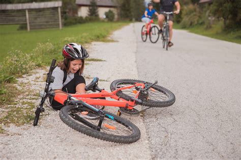 Deti jazdiace na bicykloch a kolobežkách
