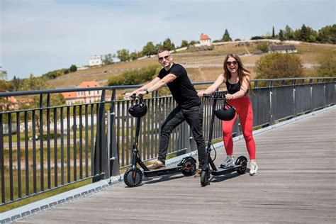 Chlapec na elektrickej kolobežke