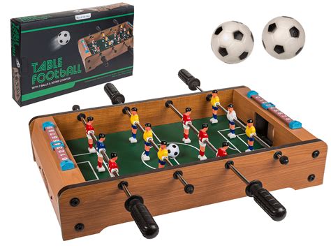 Chlapci hrajú stolný futbal