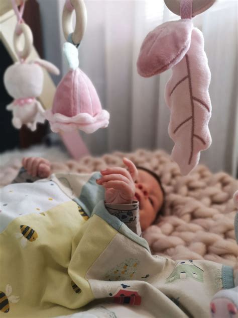 bábätko sa naťahuje za hračkami na hracej deke