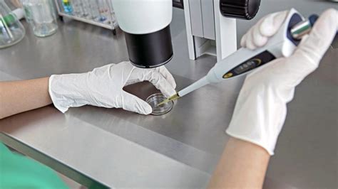 Ilustračné foto detí s farebnými náramkami