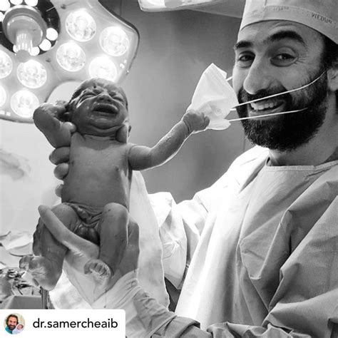 Lekár s novorodencom