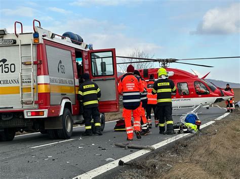 Záchranár zasahuje pri dopravnej nehode