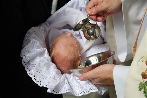 Symbolika krstu a prijatia do cirkvi