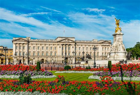 Buckinghamský palác a tradičný stojan s oznámením