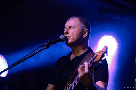 Ján Baláž hrajúci na gitare