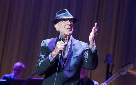 Leonard Cohen počas jedného zo svojich koncertov