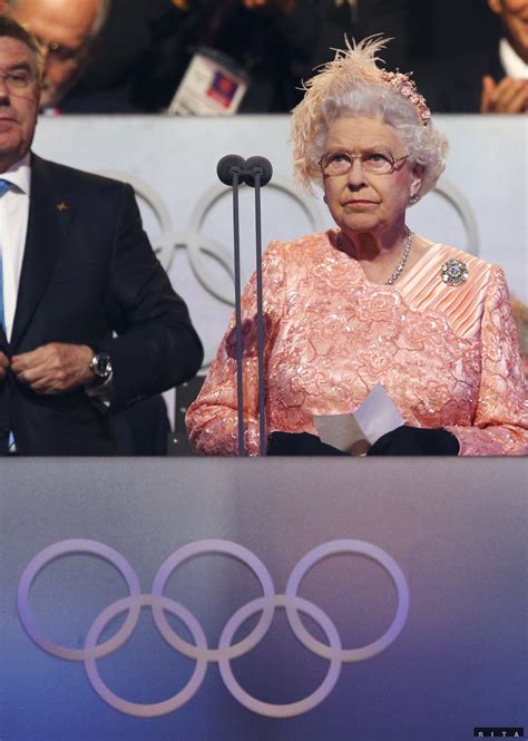Kráľovná Alžbeta II. pri slávnostnom otvorení olympijských hier v Londýne 2012