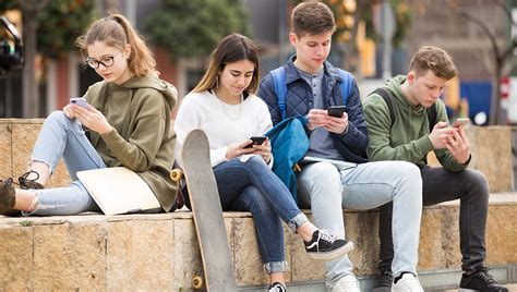 Digitálni domorodci, mladí ľudia s mobilnými telefónmi