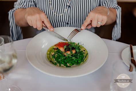 Ilustrácia správneho držania príboru