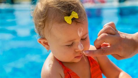 Obrázok dieťaťa s aplikovaným opaľovacím krémom