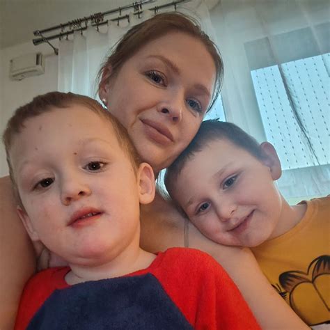 rodič s dieťaťom v nosiči