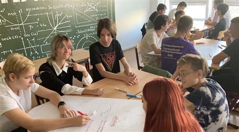 študenti diskutujúci v modernej triede EF