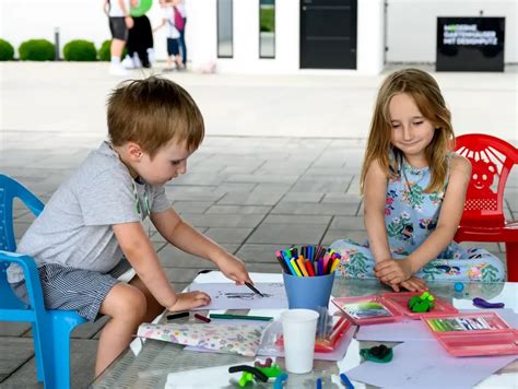 Dieťa kresliace pastelkami