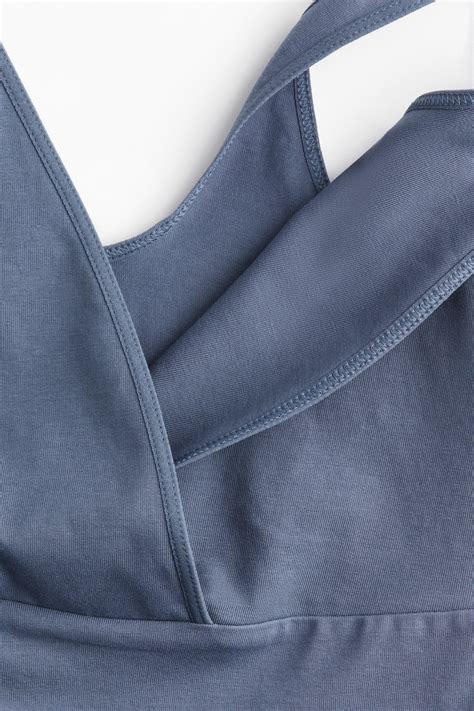 Detail nočnej košieľky s gombíkmi na dojčenie