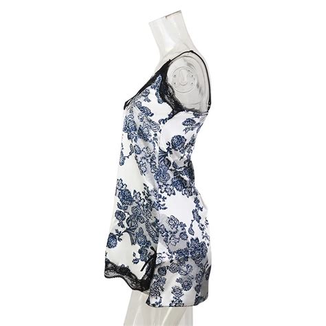 Elegantná nočná košieľka s čipkou