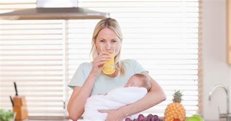 žena pijúca vodu počas dojčenia