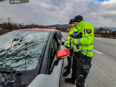 Policajná hliadka zastavuje auto