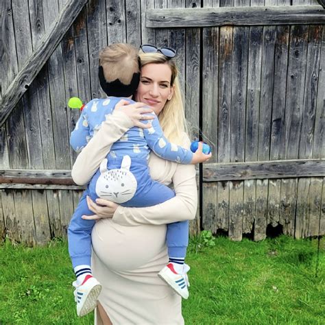 Mamička s bábätkom v šatke