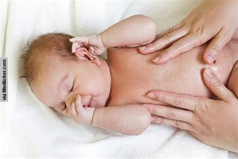 masáž bruška novorodenca