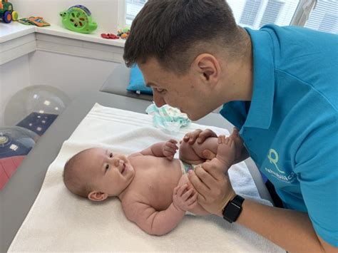 Detský fyzioterapeut pracujúci s bábätkom