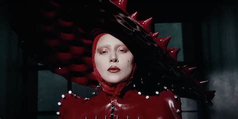 Mladá Lady Gaga vystupuje na festivale Lollapalooza