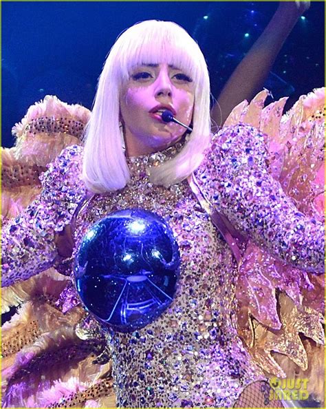 Lady Gaga počas turné ArtRave: The Artpop Ball