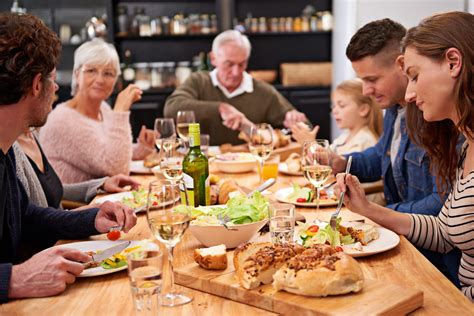 Rodina pri spoločnej večeri