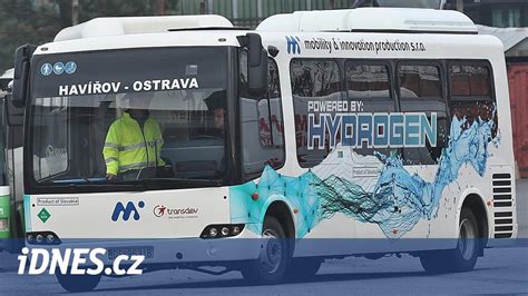 Ilustrácia detí nastupujúcich do autobusu MHD