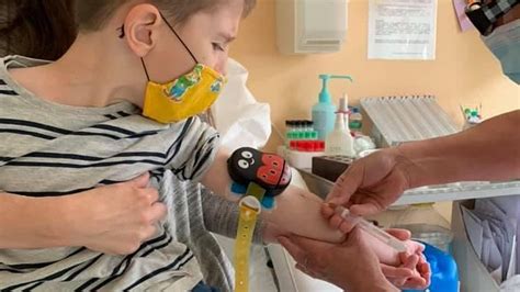 Dieťa s buzzy pomôckou pri odbere krvi