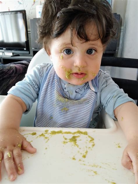 dieťa sa učí jesť