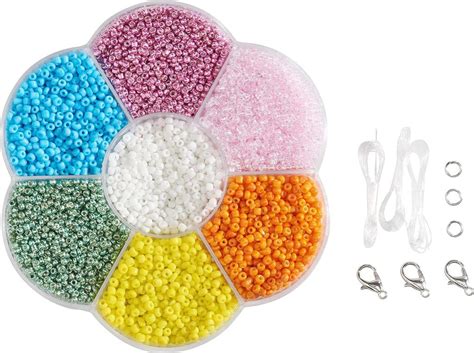 Dieťa s navliekaním korálok