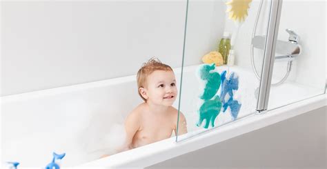 Ilustrácia dieťaťa sa kúpe vo vani s hračkami