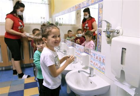 Deti si umývajú ruky v školskej umyvárke