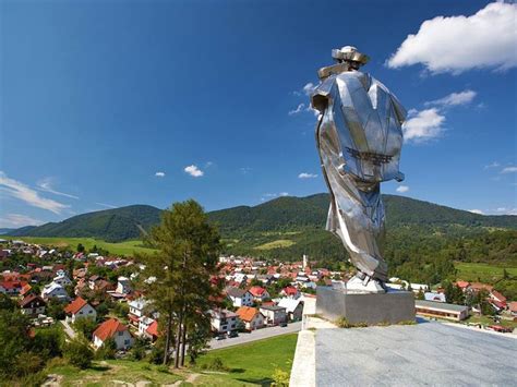 Socha Jánošíka zo snehu