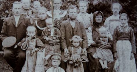 Ilustrácia rodiny prechádzajúcej procesom adopcie