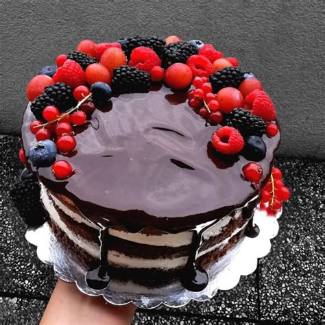 Ovocná torta pre deti s jahodami a čučoriedkami