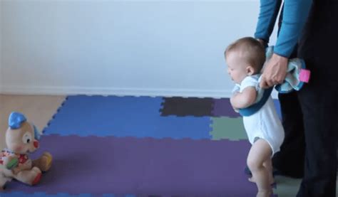 dieťa kráčajúce naboso po mäkkom koberci