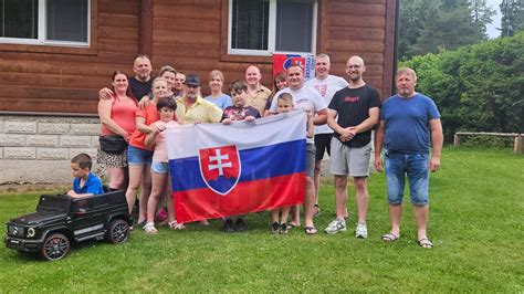Rodina sa spoločne smeje pri hre alebo aktivite
