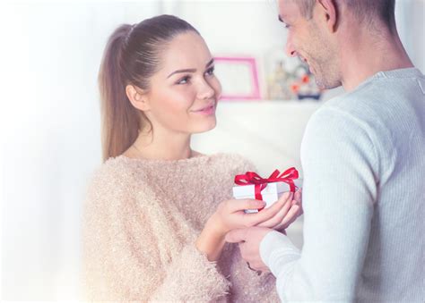 Dvojica si vymieňajúca si malé romantické gestá